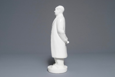 Une grande figure de Mao Zedong debout en porcelaine de Chine, 2&egrave;me moiti&eacute; du 20&egrave;me