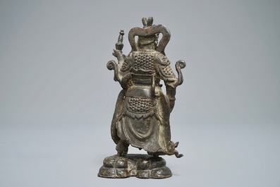 Een Chinese bronzen figuur van de beschermheer Dhanada, Ming