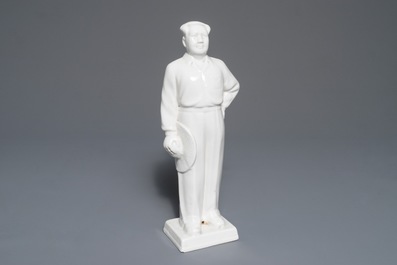 Een Chinese figuur van Mao Zedong met hoed in de hand, 2e helft 20e eeuw