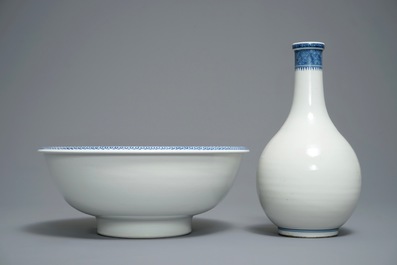 Une bouteille &agrave; eau et son bassin en porcelaine de Chine bleu et blanc, Qianlong/Jiaqing