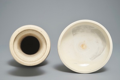 Een Chinese monochrome cr&egrave;me-geglazuurde vaas en een driepotige wierookbrander, Ming
