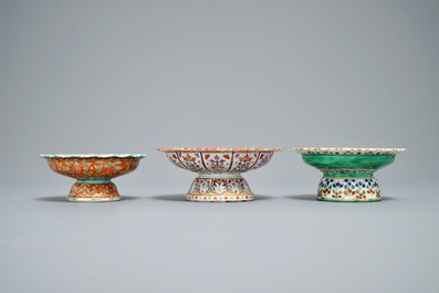 Trois bols sur piedouches en porcelaine de Chine de style Bencharong pour le march&eacute; thai, 19&egrave;me