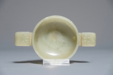 Un br&ucirc;le-parfum en jade c&eacute;ladon au couvercle et socle en bois sculpt&eacute;, Chine, 18/19&egrave;me