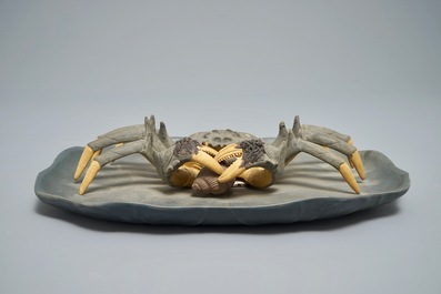 Un mod&egrave;le d'un crabe sur feuille de lotus en gr&egrave;s de Yixing, Chine, 20&egrave;me