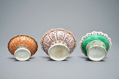 Trois bols sur piedouches en porcelaine de Chine de style Bencharong pour le march&eacute; thai, 19&egrave;me