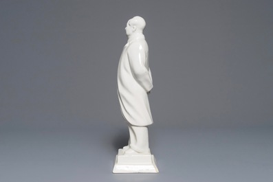 Une grande figure de Mao Zedong debout sur socle en porcelaine de Chine, marqu&eacute;, 2&egrave;me moiti&eacute; du 20&egrave;me