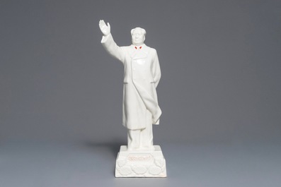 Une grande figure de Mao Zedong saluant sur socle en porcelaine de Chine, marqu&eacute;, 2&egrave;me moiti&eacute; du 20&egrave;me