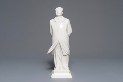 Une grande figure de Mao Zedong debout sur socle en porcelaine de Chine, marqu&eacute;, 2&egrave;me moiti&eacute; du 20&egrave;me