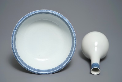 A Chinese blue and white basin with water bottle, Qianlong/Jiaqing