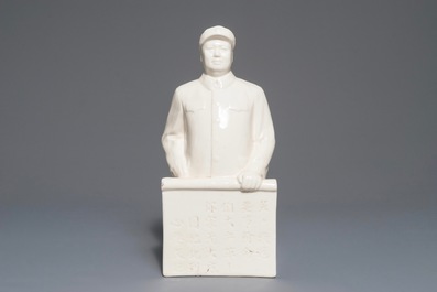 Une grande figure de Mao Zedong sur une chaire en porcelaine de Chine, 2&egrave;me moiti&eacute; du 20&egrave;me