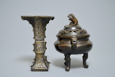 Un br&ucirc;le-parfum en bronze &agrave; marque de Xuande et un vase de type gu, Chine, 19/20&egrave;me