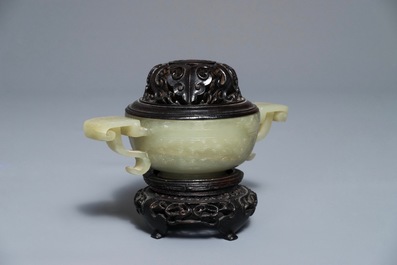 Een Chinese celadon jade wierookbrander met houten deksel en sokkel, 18/19e eeuw