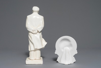 Une figure de Mao Zedong au casque typique et une plaque-portrait en porcelaine de Chine, 2&egrave;me moiti&eacute; du 20&egrave;me