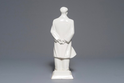 Une grande figure de Mao Zedong debout sur socle en porcelaine de Chine, marqu&eacute;, 2&egrave;me moiti&eacute; du 20&egrave;me