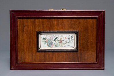 Quatre plaques en porcelaine de Chine famille rose et qianjiang cai, 19/20&egrave;me