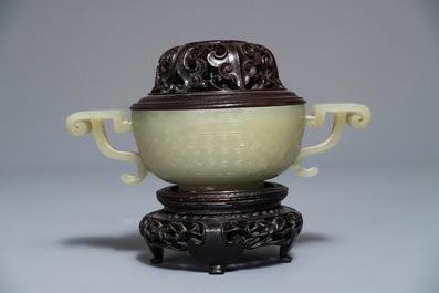 Een Chinese celadon jade wierookbrander met houten deksel en sokkel, 18/19e eeuw