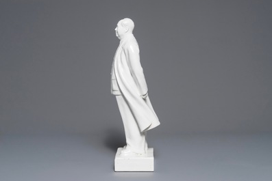 Une grande figure de Mao Zedong debout sur socle en porcelaine de Chine, 2&egrave;me moiti&eacute; du 20&egrave;me