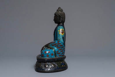 Een Chinese cloisonn&eacute; figuur van Boeddha, 19e eeuw