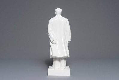 Une grande figure de Mao Zedong debout sur socle en porcelaine de Chine, 2&egrave;me moiti&eacute; du 20&egrave;me