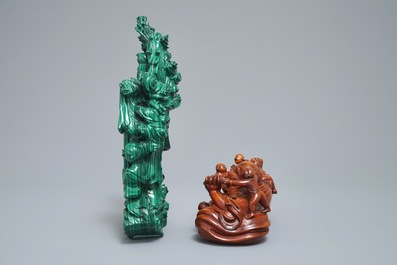 Deux groupes figurants Bouddha et Guanying entour&eacute; d'enfants en bois et malachite, Chine, 19&egrave;me