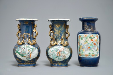 Trois vases en porcelaine de Chine famille verte sur fond bleu et dor&eacute;, 19&egrave;me