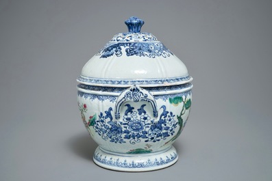 Une terrine couverte en porcelaine de Chine famille rose, Qianlong