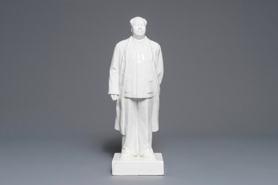 Une grande figure de Mao Zedong debout sur socle en porcelaine de Chine, 2&egrave;me moiti&eacute; du 20&egrave;me