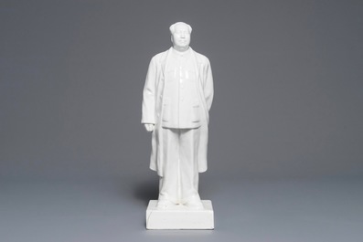 Een grote Chinese figuur van een staande Mao Zedong op basement, 2e helft 20e eeuw