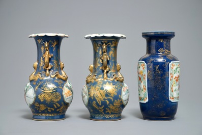 Drie Chinese famille verte vazen op deels vergulde blauwe fondkleur, 19e eeuw
