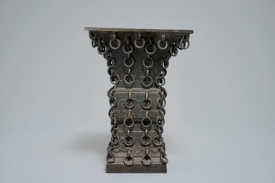 Een Chinese bronzen archa&iuml;stische fanggu vaas met ringen, Ming
