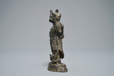 Een Chinese bronzen figuur van de beschermheer Dhanada, Ming