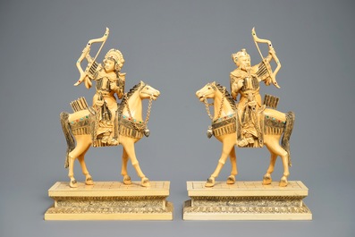 Une paire de grandes figures de guerriers sur chevaux en ivoire incrust&eacute;, Chine, 19&egrave;me
