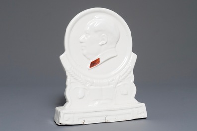 Een Chinese ronde plaquette op voet met afbeelding van Mao Zedong, 2e helft 20e eeuw