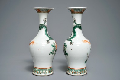 Une paire de vases en porcelaine de Chine famille verte aux dragons et ph&eacute;nix, 19&egrave;me