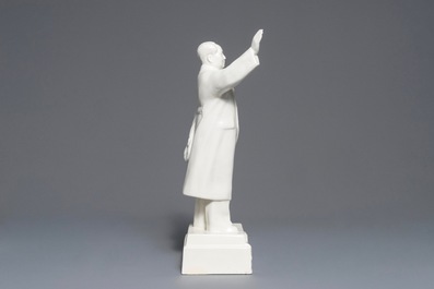 Une grande figure de Mao Zedong saluant sur socle en porcelaine de Chine, marqu&eacute;, 2&egrave;me moiti&eacute; du 20&egrave;me