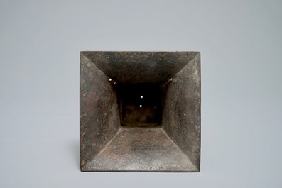 Een Chinese bronzen archa&iuml;stische fanggu vaas met ringen, Ming