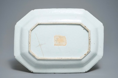 Une terrine couverte sur pr&eacute;sentoir en porcelaine de Chine bleu et blanc, Qianlong
