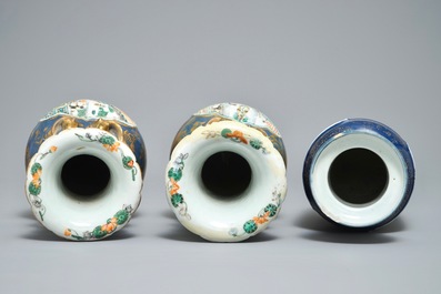 Trois vases en porcelaine de Chine famille verte sur fond bleu et dor&eacute;, 19&egrave;me