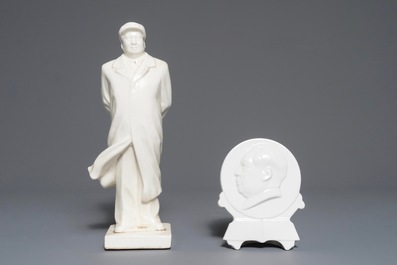 Une figure de Mao Zedong au casque typique et une plaque-portrait en porcelaine de Chine, 2&egrave;me moiti&eacute; du 20&egrave;me