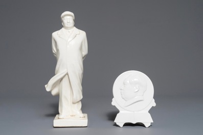 Een Chinese figuur van Mao Zedong met pet en een ronde portretplaquette, 2e helft 20e eeuw