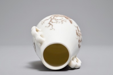 A miniature Chinese hu vase with grisaille landscape design, 19/20th C.