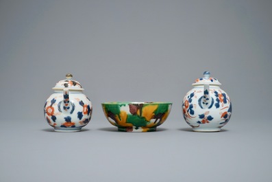 A pair of Chinese Imari-style teapots and a spinach and egg bowl, Kangxi