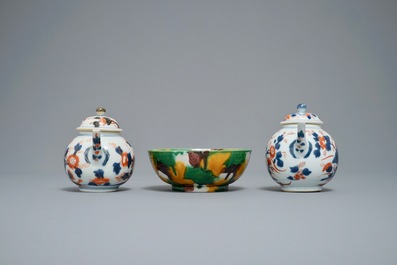 Deux th&eacute;i&egrave;res en porcelaine de Chine de style Imari et un bol de type &eacute;pinards et oeuf, Kangxi