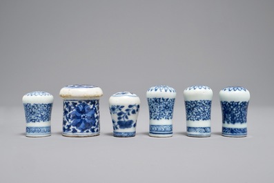 Twaalf Chinese blauwwitte handgrepen voor wandelstokken of uiteindes voor rolschilderingen, 18e eeuw en later