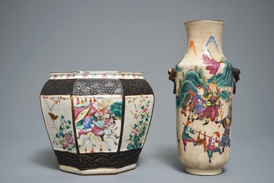 Een Chinese Nanking famille rose jardini&egrave;re en een vaas, 19/20e eeuw