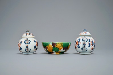 Deux th&eacute;i&egrave;res en porcelaine de Chine de style Imari et un bol de type &eacute;pinards et oeuf, Kangxi