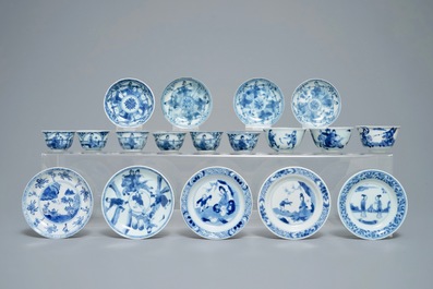 Seize soucoupes et neuf tasses en porcelaine de Chine bleu et blanc, Kangxi