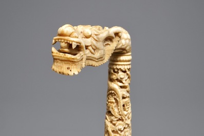 Een fijne Chinese wandelstok in Canton ivoor met drakenkop, 19e eeuw