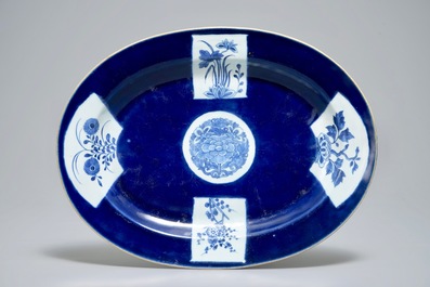 Une terrine couverte sur pr&eacute;sentoir en porcelaine de Chine bleu poudr&eacute;, 19&egrave;me