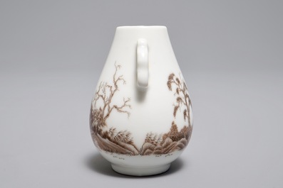Un vase miniatures de forme hu en porcelaine de Chine grisaille &agrave; d&eacute;cor d'un paysage, 19/20&egrave;me